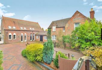 The Old Chapel Cottage has Balcony rooms