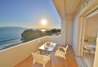 Beach House has Balcony rooms