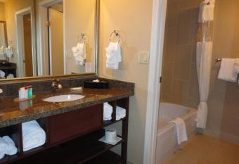 Ramada by Wyndham Kelowna Hotel & Conference Center has rooms with a private hot tub