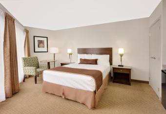 Ramada by Wyndham Kamloops has rooms with a private hot tub