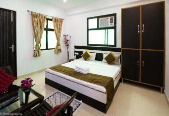 Hotel Taj Niwas allows 18 year olds to book a room