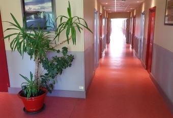 Le Cormoran allows 18 year olds to book a room