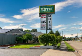 Hunter Valley Motel allows 18 year olds to book a room