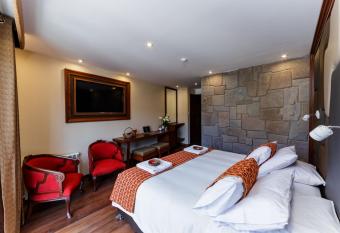 Yawar Inka Hotel has rooms with a private hot tub