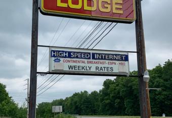 Budget Lodge Newton Falls has Smoking rooms