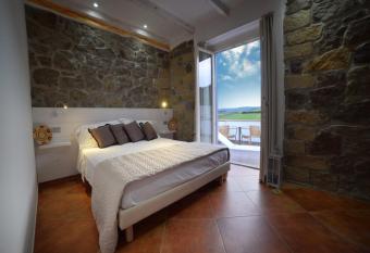 La Roccia Dell Elefante has Balcony rooms