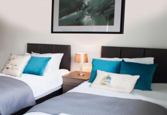 East Midland House 2 Bed FREE Private Parking Fast WiFi Smart TV with Garden allows 18 year olds to book a room