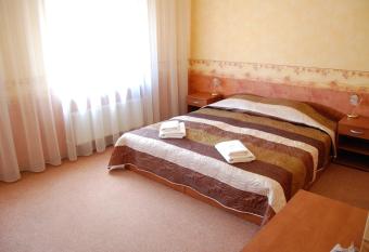 Linovo with FREE Parking allows 18 year olds to book a room