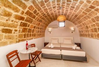 Auberge 32 Old Town has Balcony rooms