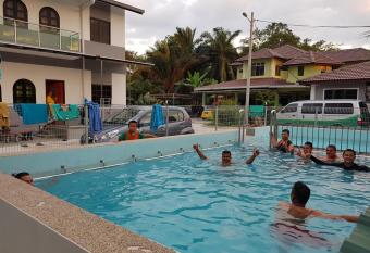 MRI Residence - Homestay in Sg Buloh with Swimming Pool - No Pork&Alcohol Allowed has Balcony rooms
