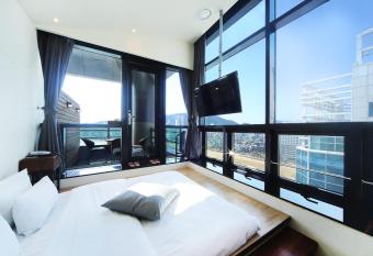 H Avenue Hotel Gwangalli branch has Balcony rooms