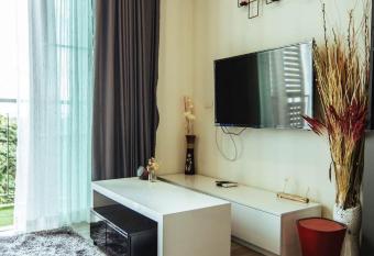 The Prio Residence has rooms with a private hot tub