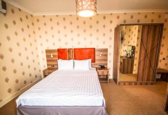 Hotel Montana has rooms with a private hot tub