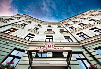 Hanza Hotel allows 18 year olds to book a room