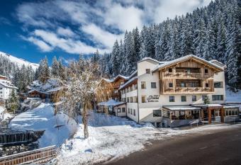 Albergo Posta Pederoa has Balcony rooms