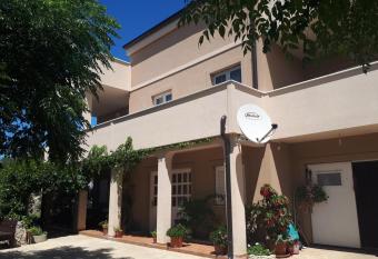 Apartments Ante i Janja has Balcony rooms