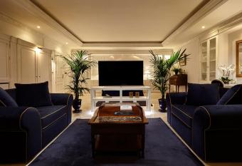 Hotel The Touch Puerto Banus has rooms with a private hot tub