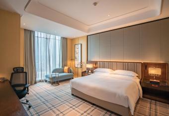 Hilton Fuzhou has rooms with a private hot tub