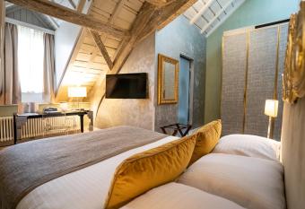Hotel Le Place d Armes - Relais & Ch  teaux allows 18 year olds to book a room