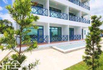 Bay Villa Hall has rooms with a private hot tub