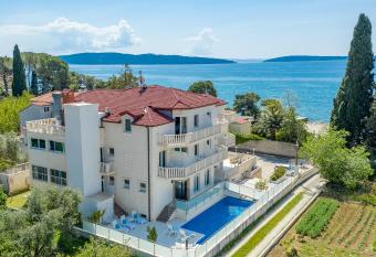 Hotel Riva Ka  tela with swimming pool allows 18 year olds to book a room