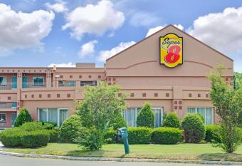 Super 8 by Wyndham Milford/New Haven has Smoking rooms