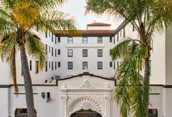Hotel Santa Barbara allows 18 year olds to book a room