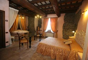 Relais Castrum Boccea has rooms with a private hot tub