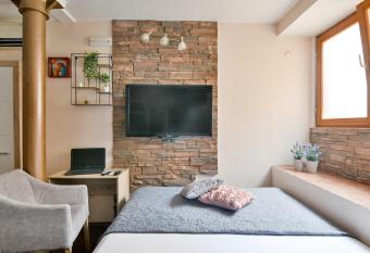 Studio In The Heart Of The Town allows 18 year olds to book a room