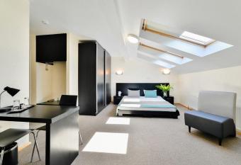 Hotel Vantis Riverside allows 18 year olds to book a room