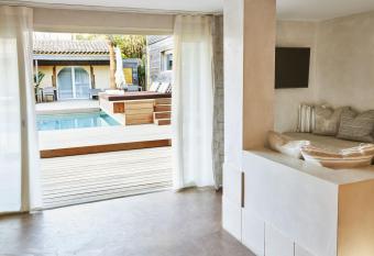 Villa Cosy, hotel & spa has Balcony rooms