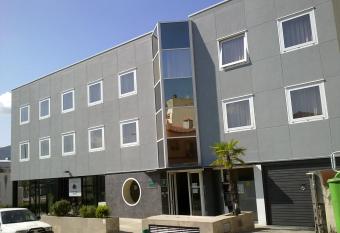 Hotel Montmel   allows 18 year olds to book a room