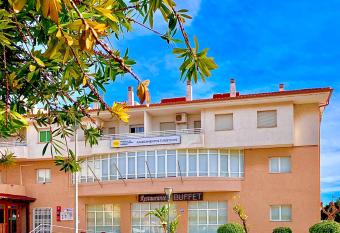 Destino De Sol De Los Alcazares allows 18 year olds to book a room