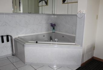 All Seasons Motel has rooms with a private hot tub