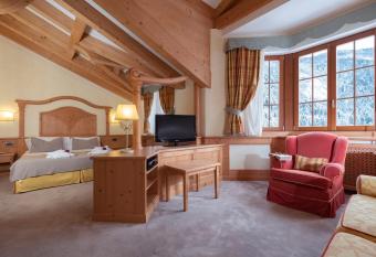 Du Lac Vital Mountain Hotel has rooms with a private hot tub