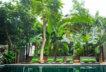 Sarina Boutique Hotel has rooms with a private hot tub