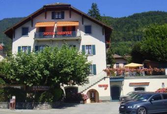 Hotel de Bahyse allows 18 year olds to book a room