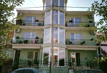 Pensiunea Smarald allows 18 year olds to book a room