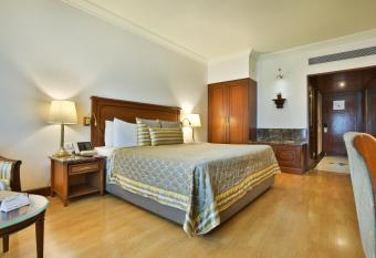 The Orchid Hotel Mumbai Vile Parle has rooms with a private hot tub