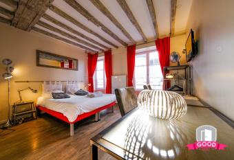 Au verger allows 18 year olds to book a room