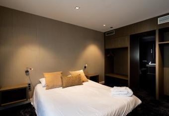 Fac & Spera -H  tel & Spa allows 18 year olds to book a room