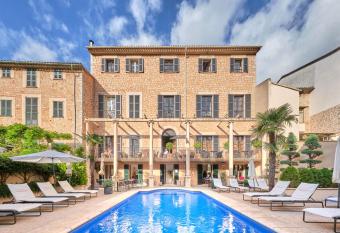 L Avenida allows 18 year olds to book a room