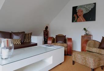 Rothman Manor has rooms with a private hot tub