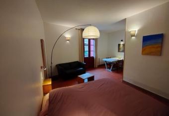 Les Studios de St Guilhem allows 18 year olds to book a room