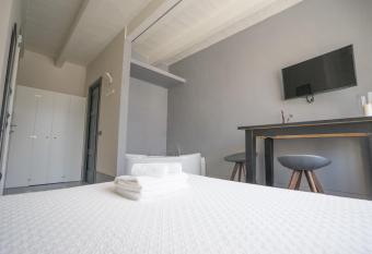 CABANON urban apartments has rooms with a private hot tub