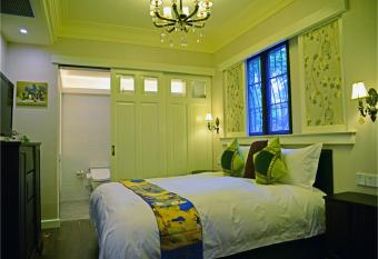 Soho Garden Hotel (Shanghai Huaihai Rd. Flagship) has rooms with a private hot tub