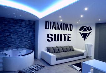 Diamond Suite Verona has rooms with a private hot tub