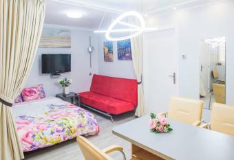 Camp Nou, Europa Fira - modern two-bedroom apartment with heating allows 18 year olds to book a room