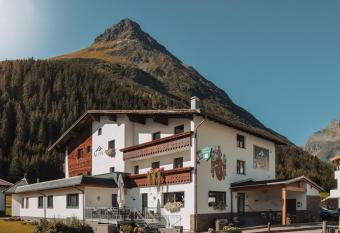 Hotel Alpina has Balcony rooms