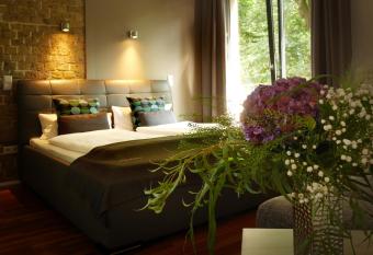 Trafohaus am Kaiserbahnhof allows 18 year olds to book a room